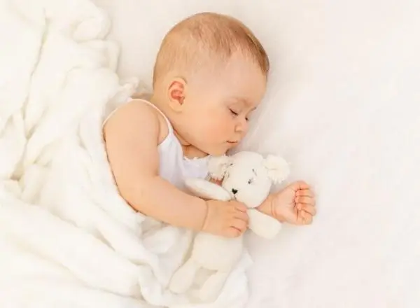 Розвиток дитини в 10 місяцiв: що повинен вміти малюк