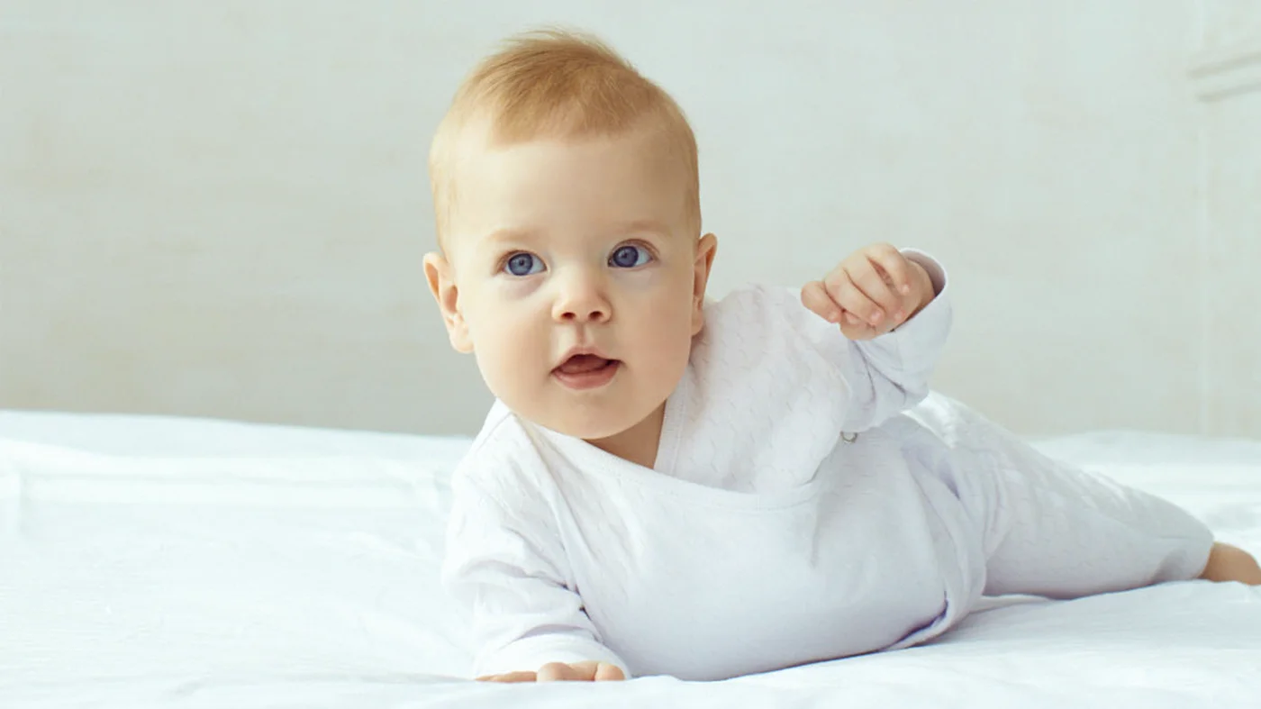 Почему ребенок постоянно тужится и кряхтит? Что беспокоит новорожденного малыша?