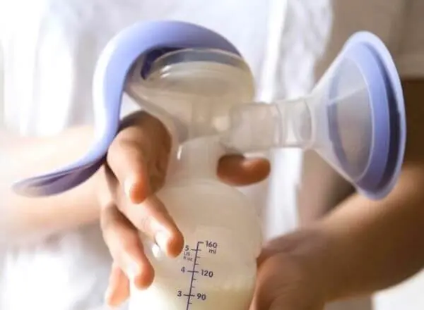 У чому можна зберігати зціджене грудне молоко