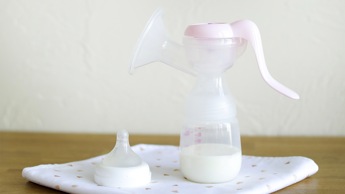 Сцеживание грудного молока в бутылочку после кормления – техника выполнения